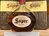 une bouteille d'alcool posée sur une étagère dans un magasin