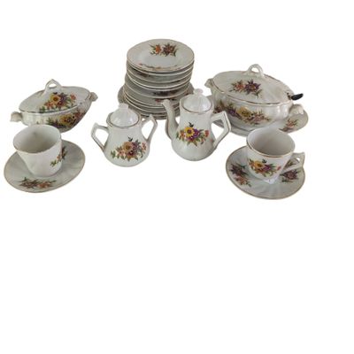 une photo montrant un ensemble de plats, tasses et soucoupes en porcelaine