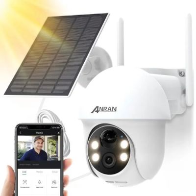 un gros plan d'une personne tenant un téléphone portable près d'un panneau solaire