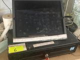 un ordinateur portable posé sur un comptoir