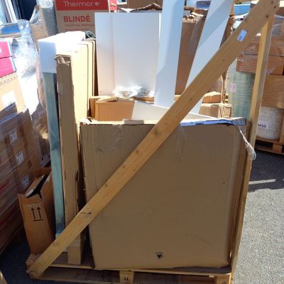 une pile de boîtes posées sur une palette