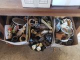 deux boîtes remplies d'objets divers posées sur une table