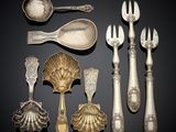 beaucoup de cuillères en argent et de cuillères sur une table
