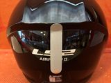un casque noir avec une bande blanche