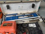 une boîte à outils posée par terre
