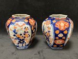 deux vases posés côte à côte sur une table