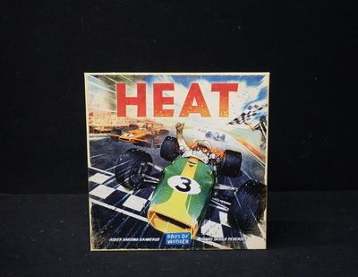 une image représentant un livre dont la couverture est ornée d'une illustration de voiture de course