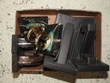 une boîte contenant une horloge et d'autres objets