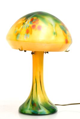 l'image d'une lampe posée sur une table