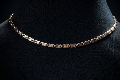 gros plan d'un collier sur un mannequin mannequin mannequin mannequin mannequin mannequin mannequin mannequin mannequin