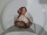 une assiette avec la photo d'une femme dessus