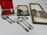 beaucoup d'argenterie dans une boîte sur une table