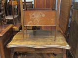 une chaise posée sur une table dans une pièce