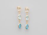 une paire de boucles d'oreilles en topaze bleue et en topaze blanche