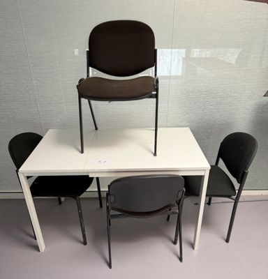 deux chaises et une table sur laquelle est posée une chaise