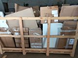 une pile de cartons sur une palette dans un entrepôt