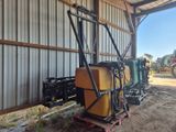 un tracteur garé devant un bâtiment