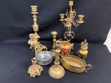 de nombreux objets anciens en laiton sur fond noir