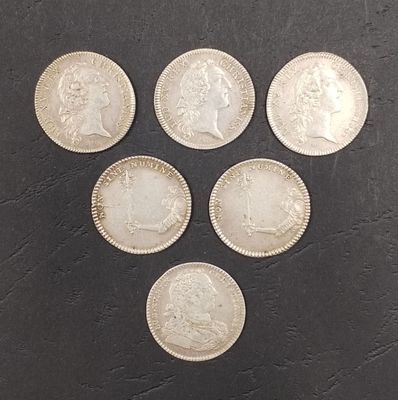 six types différents de pièces d'argent sur une surface noire