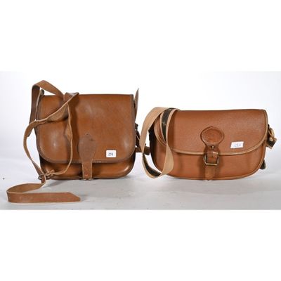 une paire de sacs messagers en cuir beige sur fond blanc