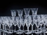 De nombreux verres à vin vides sont alignés sur une surface noire