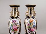 une paire de vases ornés de motifs floraux, posés sur une table