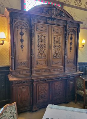 un grand meuble en bois au milieu d'une pièce