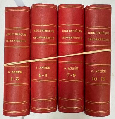 quatre livres rouges ornés de lettres dorées sont attachés à une étagère blanche