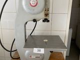 une machine posée sur une table en bois