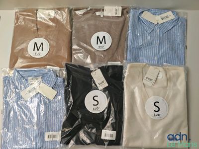 six chemises pour homme de différentes couleurs et tailles posées sur une table