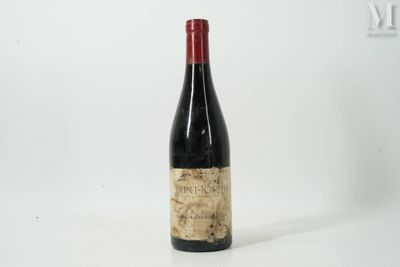 une bouteille de vin posée sur une table
