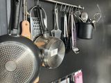 de nombreuses casseroles et poêles accrochées au mur