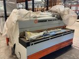 une grande machine qui se trouve dans un entrepôt