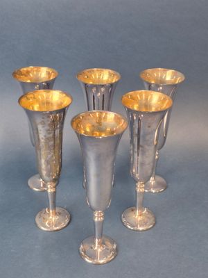 quatre vases en verre argenté, bordés d'or sur fond bleu