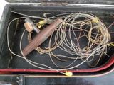 un bâton en bois dans un boîtier contenant des fils électriques