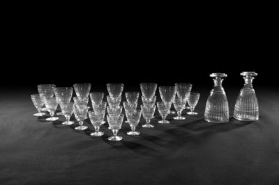 photographie en noir et blanc représentant un ensemble de verres à vin et une carafe