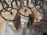 les nombreux vélos exposés dans un magasin