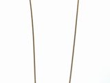 un collier en or avec une chaîne sur fond blanc