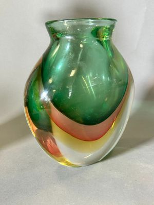 un vase en verre avec un motif multicolore