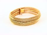 un bracelet en mailles dorées avec un fermoir doré