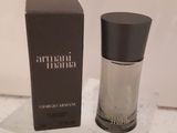 un gros plan sur un flacon de parfum posé sur un comptoir