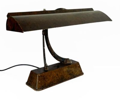 une photo d'une lampe de bureau munie d'un abat-jour marron