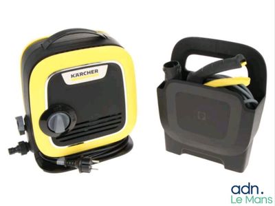 un climatiseur portable jaune et un autre noir posés l'un à côté de l'autre sur une surface blanche