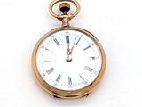 une montre de poche en or avec des chiffres romains