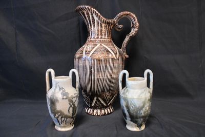 Carafe en terre cuite et paire de vase en terre cuite