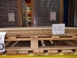 une palette remplie de palettes en bois, sur laquelle est apposée une étiquette de prix