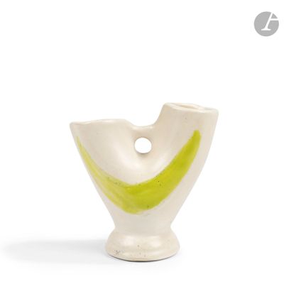un vase blanc orné d'une bande jaune