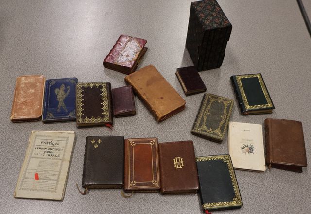 Lot de livres miniatures (dont religieux)