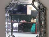 un miroir posé sur une étagère dans une pièce