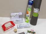 de nombreux objets posés sur une table blanche